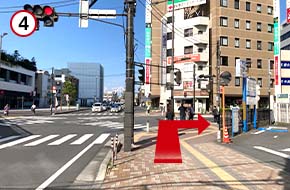 1つ目の信号（所沢駅西口入口）で横断歩道を渡り、右折直進します。
